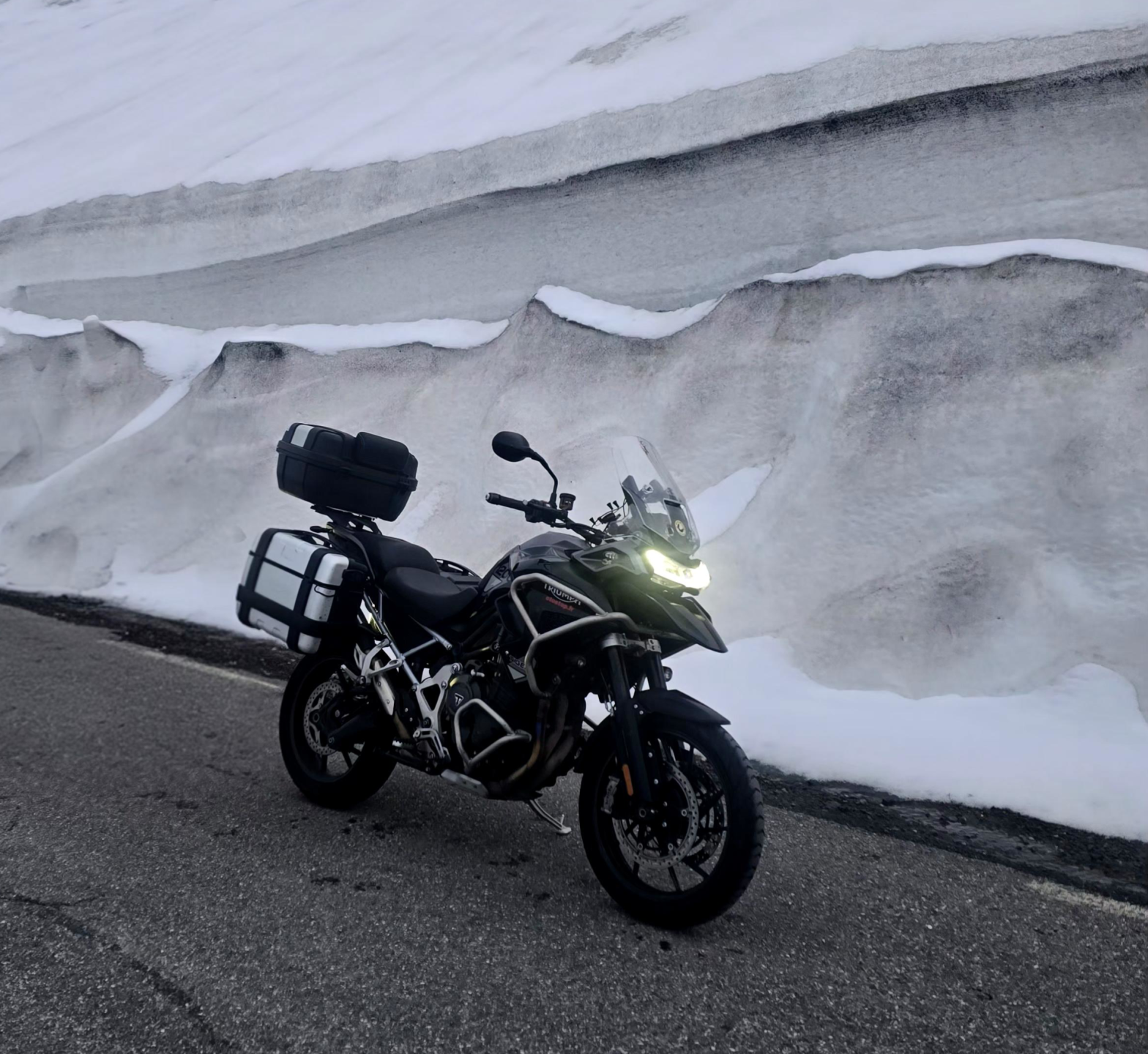 Triumph Tiger 1200 GT Pro 2023 noire col du Glandon mur de neige location moto