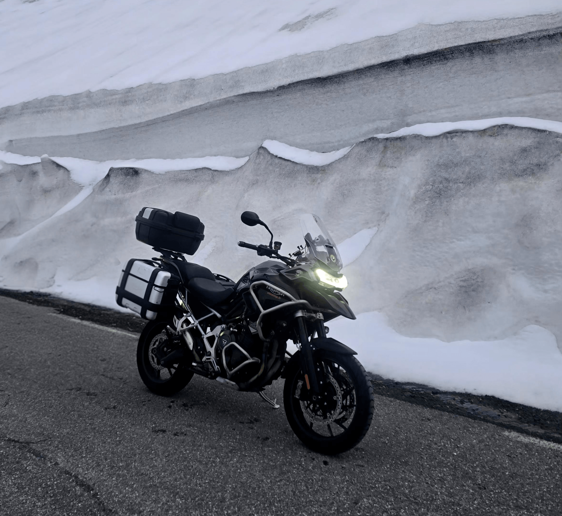 Triumph Tiger 1200 GT Pro 2023 noire col du Glandon mur de neige location moto